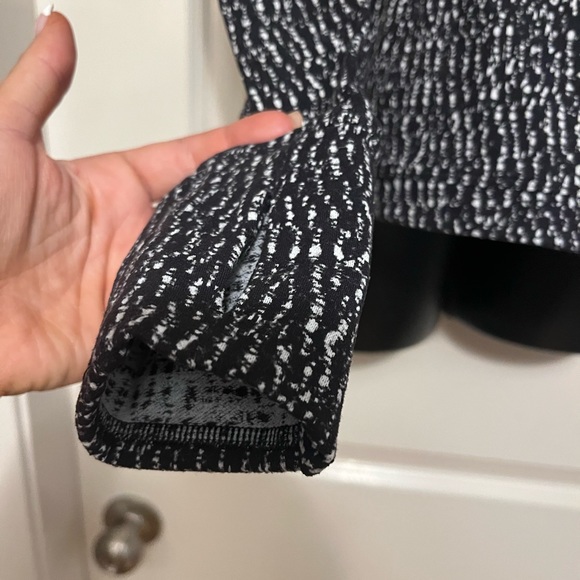 Lululemon long sleeve (excellent condition) - Picture 4 of 6